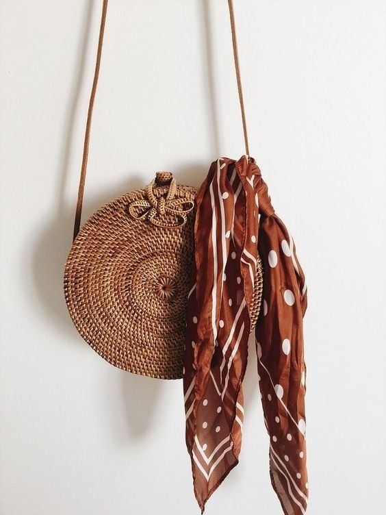 NEW TREND ALERT: Des foulards partout, tout le temps!
